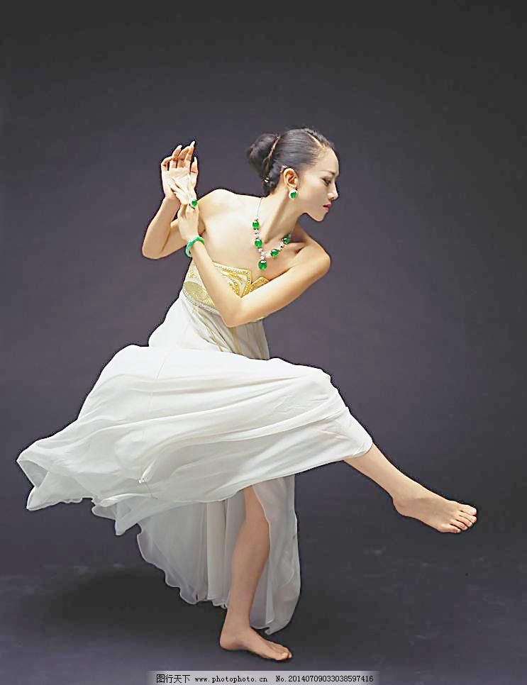 美女舞蹈家杨丽萍用鲜花饼招待客人,你们想吃吗?