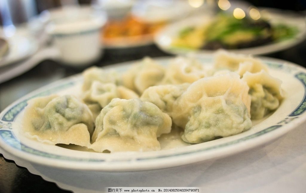 白菜素馅饺子 简介 这是叉子叉饺子的情景特写的关于"饺子 白菜