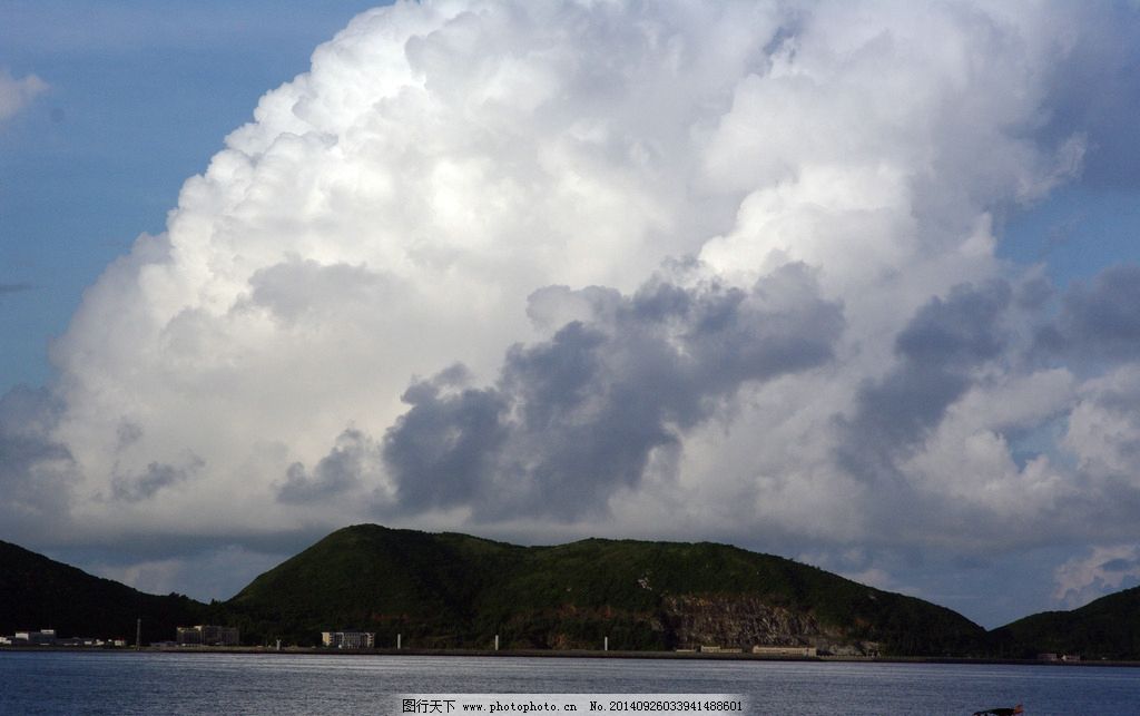 蓝天 白云 蓝天白云 云彩 云朵 天空 蔚蓝天空 风景 景色 蓝色天空 云 海边 海岸 沙滩 海岛 海景 海浪 下川岛 岛屿 水 海水 天际线 大海 山 青山 高山 远山 山景 阳光 晴天 碧海蓝天 海岛游 旅游 海边 摄影 旅游摄影 国内旅游 72DPI JPG